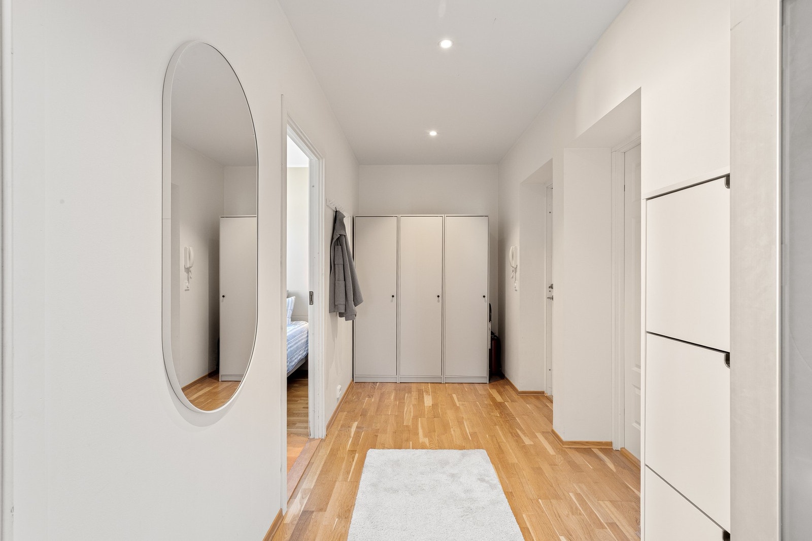 Innbydende entré med gode oppbevaringsmuligheter. Galleribilde