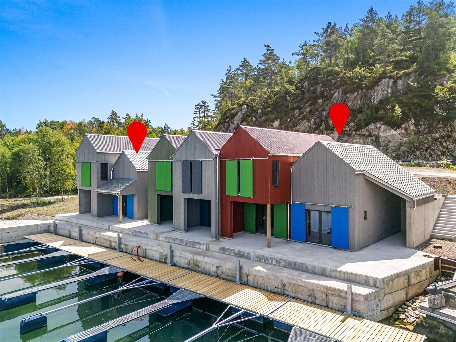 1 stk. helt naust tilsalgs (det til høyre er nå solgt)- alle naust har mulighet for bad/wc Galleribilde