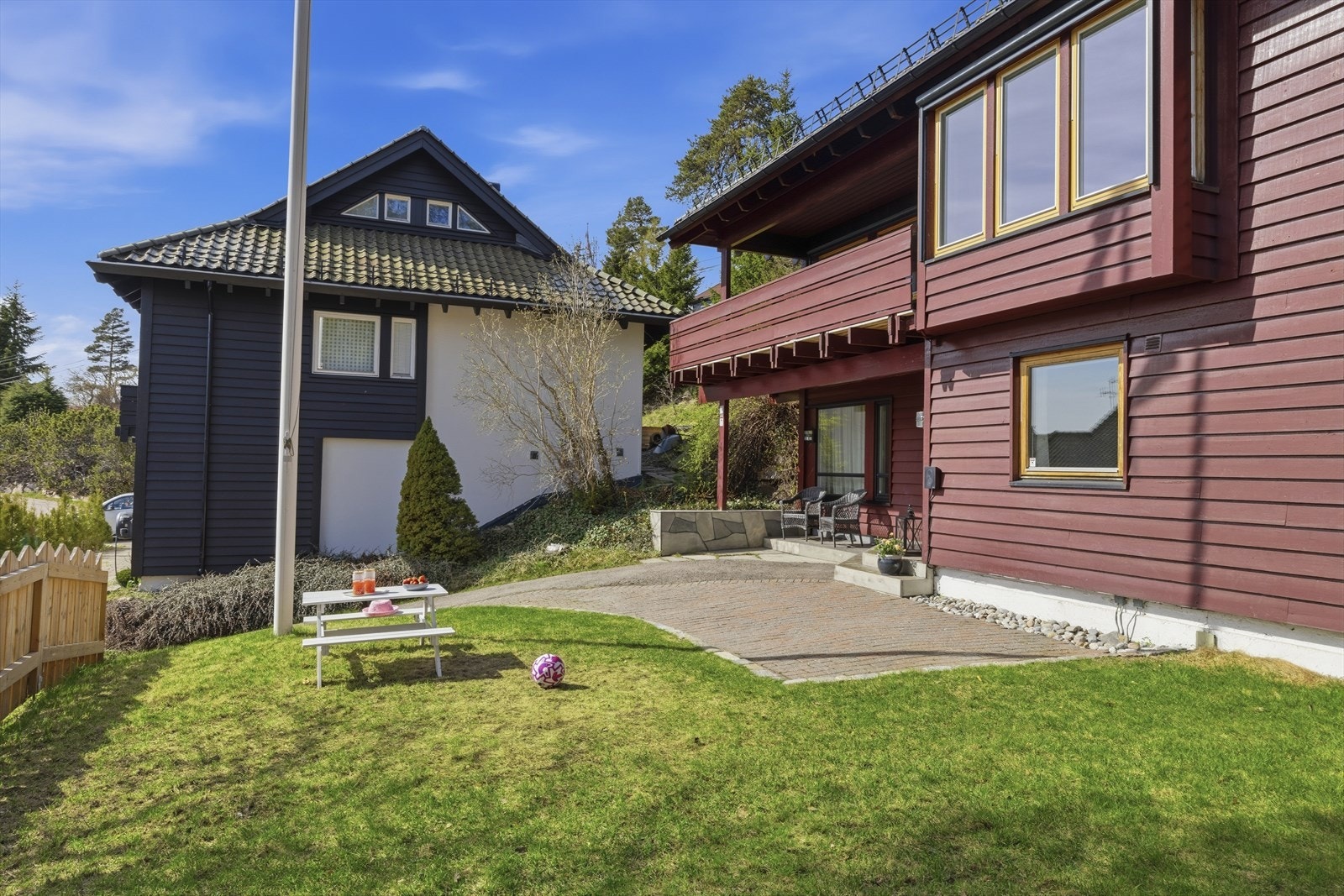 Det er varmekabler i oppkjørselen, plass til å parkere en bil ved inngangsdøren. Galleribilde