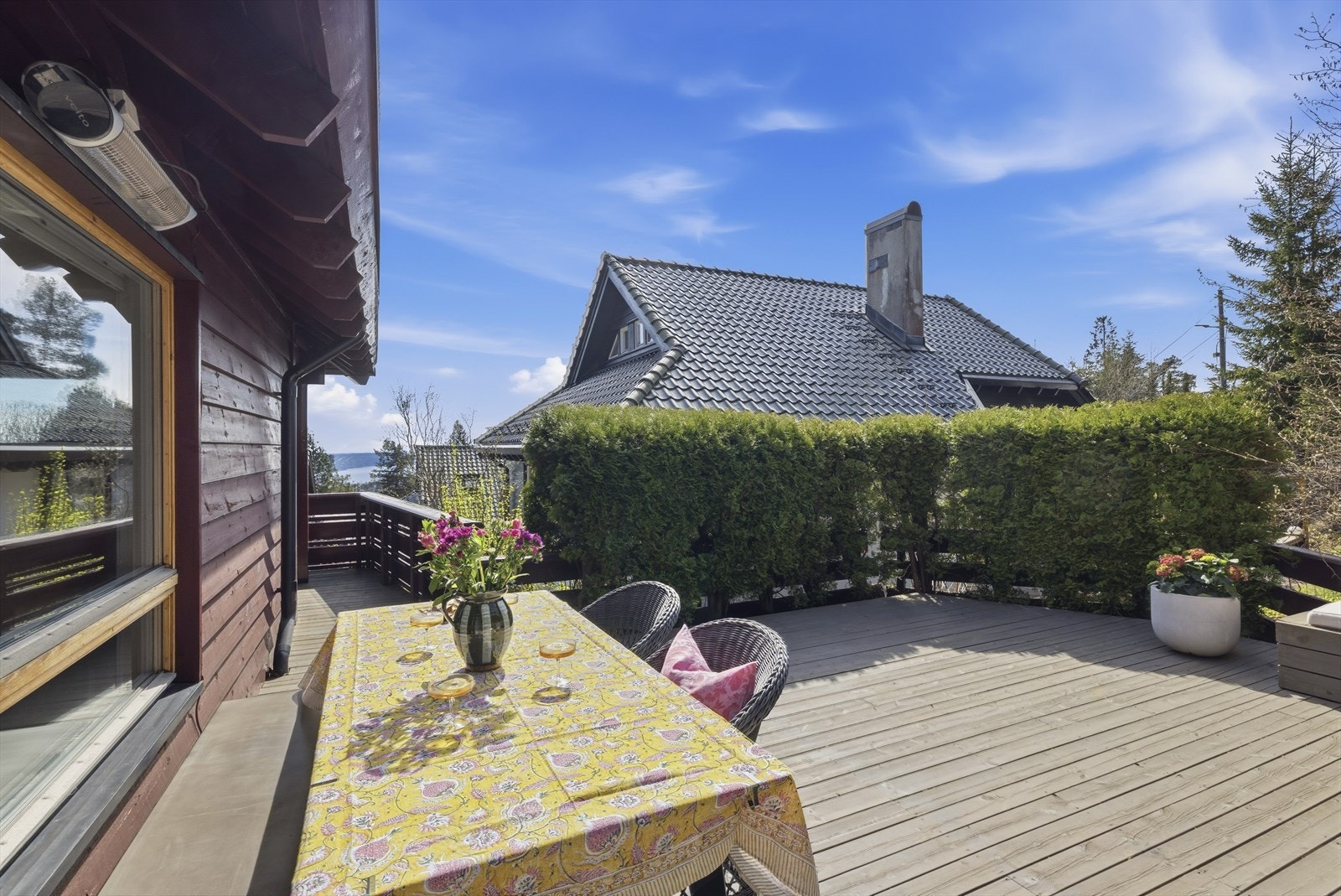 Stor terrasse med gode solforhold. Galleribilde