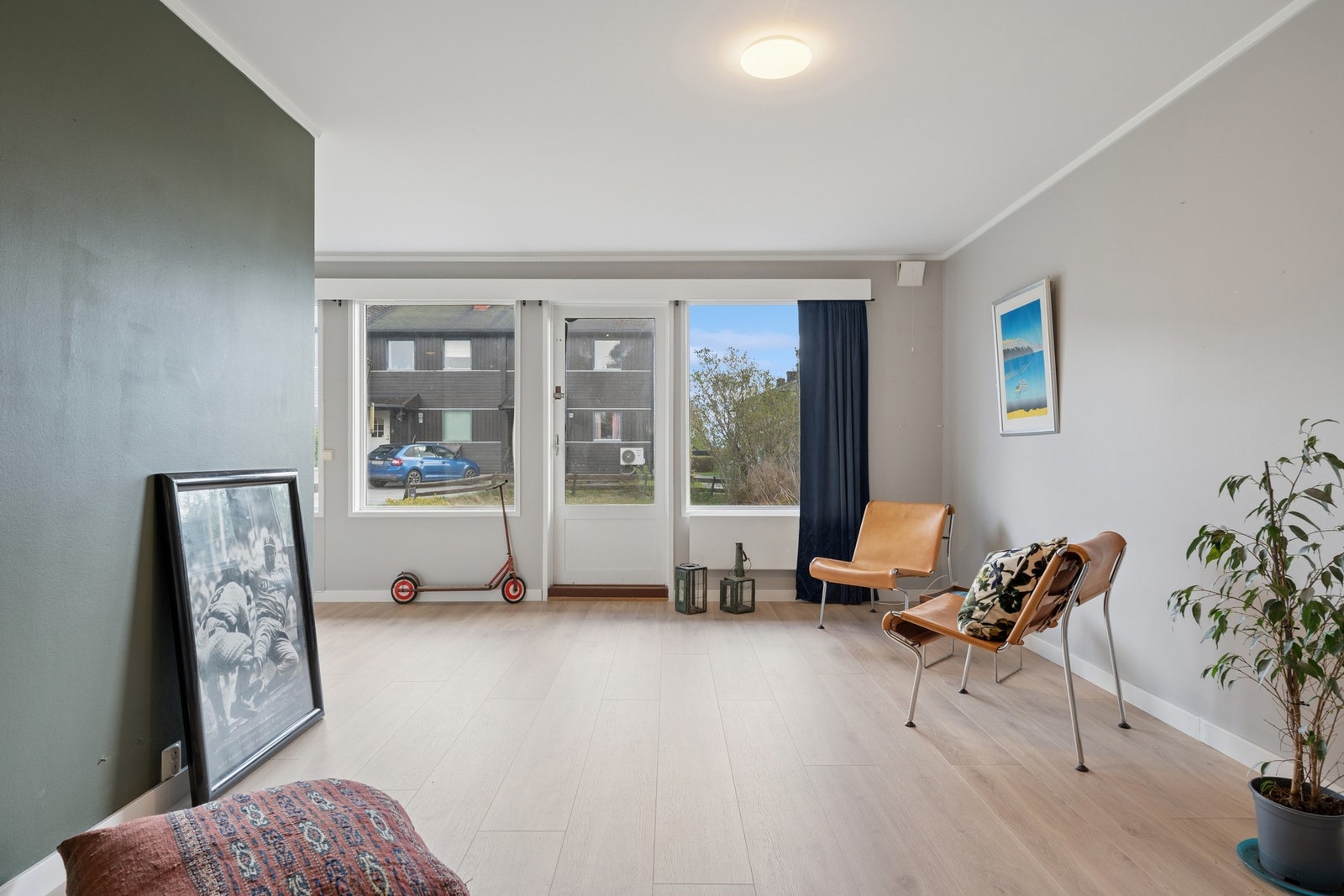 Endeleilighet i 1. etasje med store vindusflater og direkte utgang til terrasse og egen hage - en sjelden kombinasjon av leilighetsliv og gode utearealer. Galleribilde