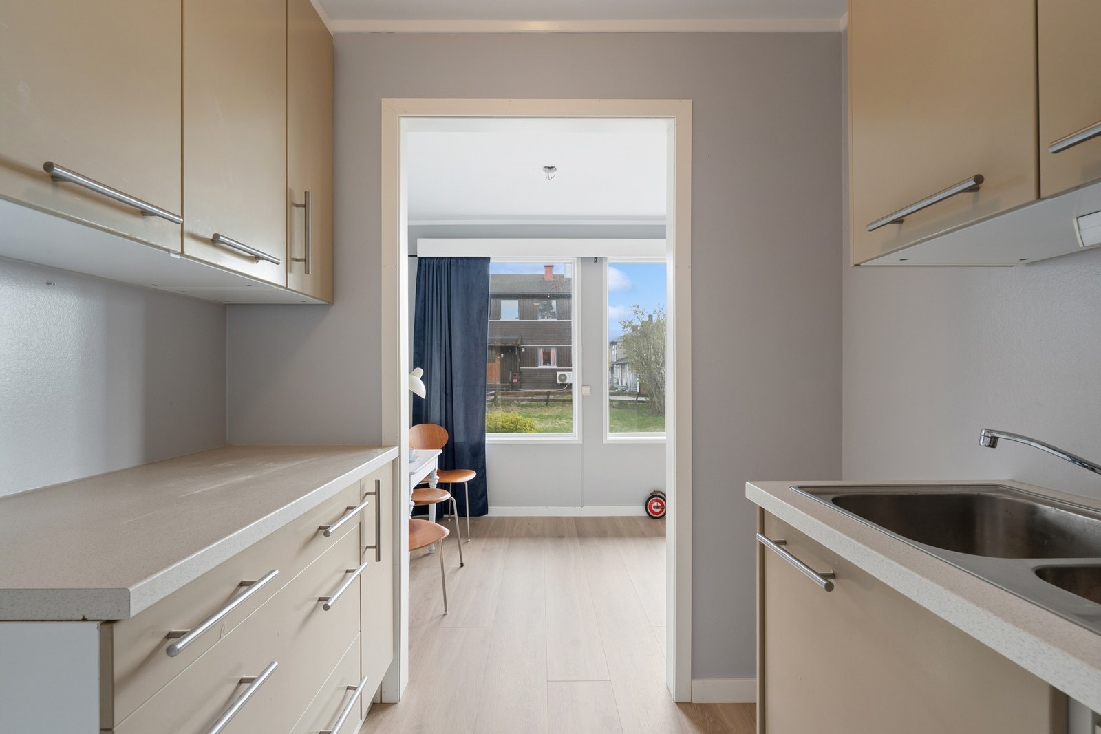 Kjøkkenet har plass til frittstående hvitevarer og godt med skapplass. Galleribilde