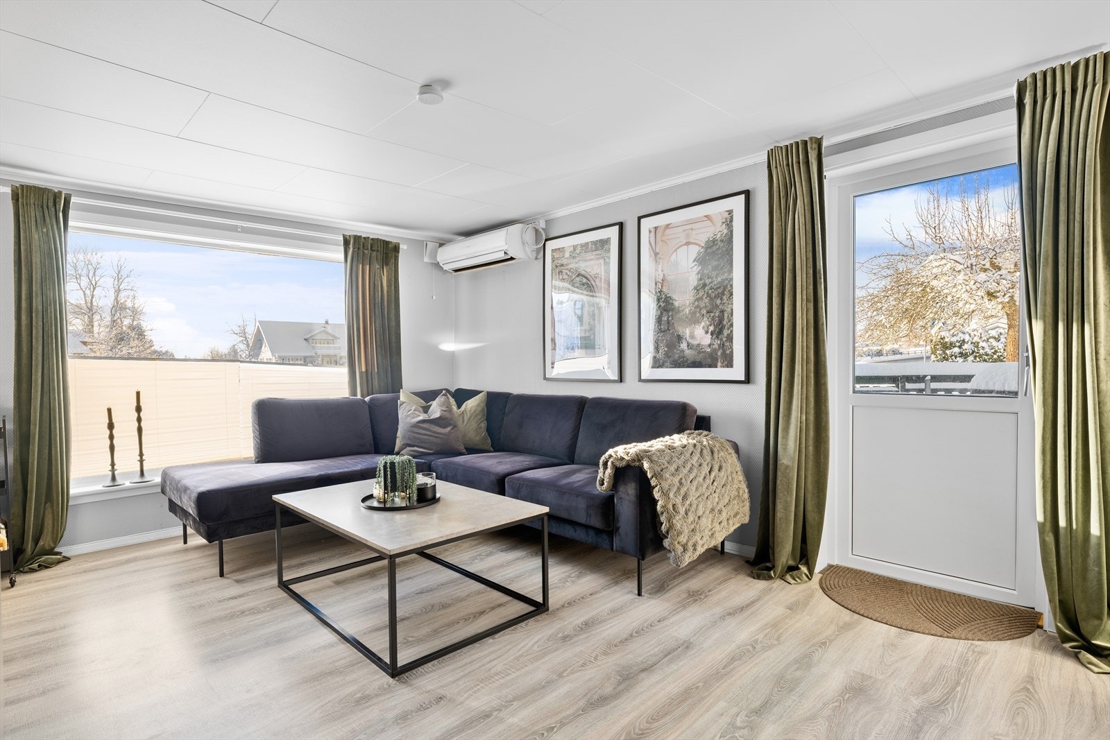 Stue med varmepumpe og med utgang til terrasse Galleribilde