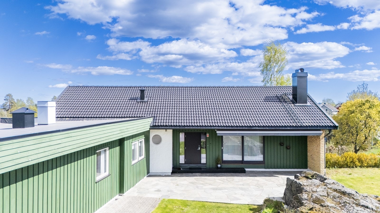 76 B - stor tomt med gode solforhold. Terrasseplatting ved inngangspartiet på ca 55 kvm Galleribilde