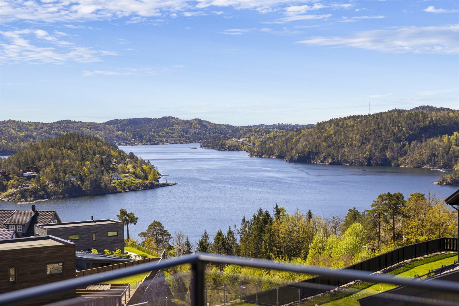 Sjekk utsikten! Her kan man se båtene tøffe forbi i fjorden. Galleribilde