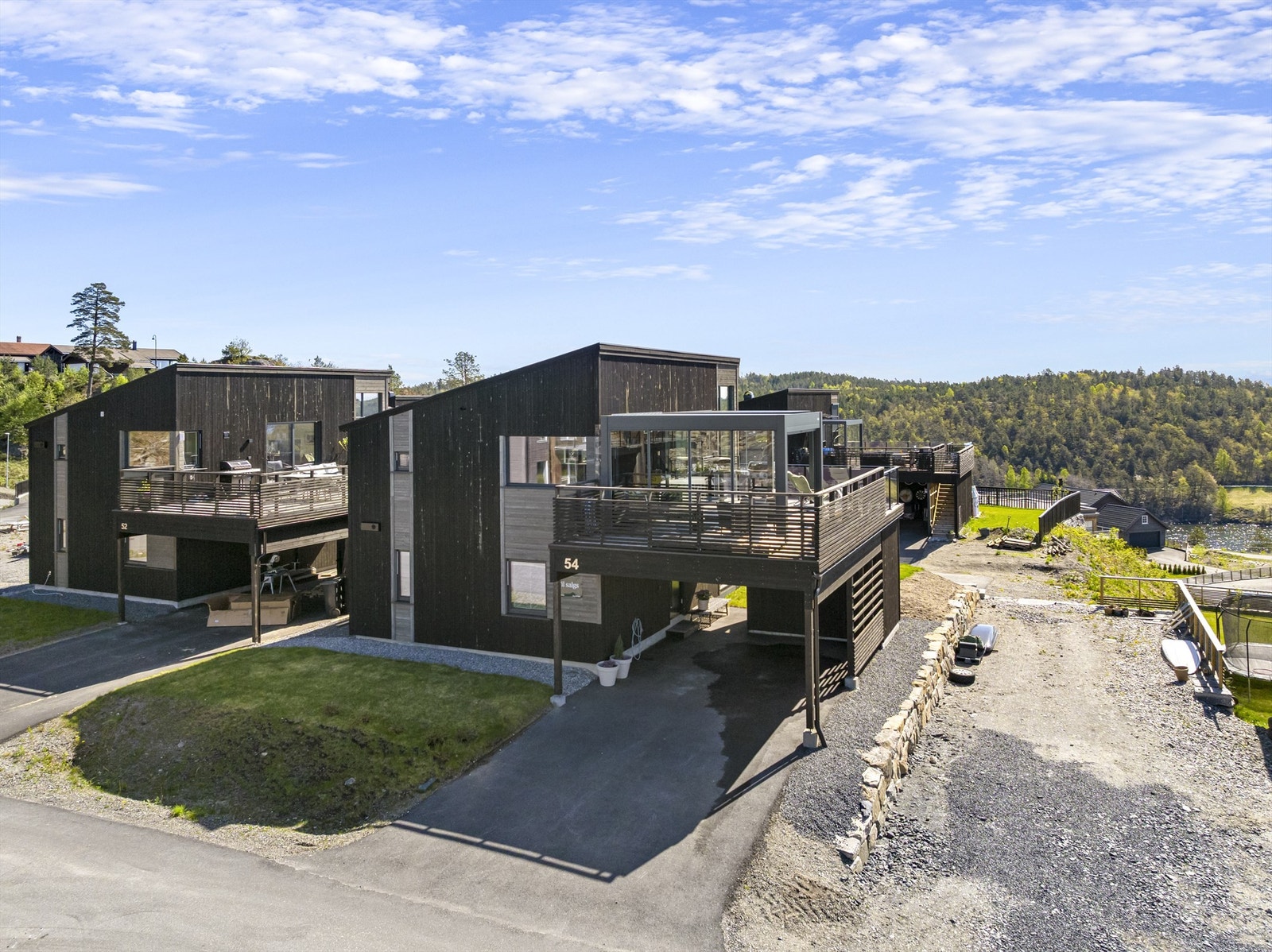 Eneboligen er fra 2023, men er brukt som feriehus og har dermed minimalt med slitasje. Galleribilde