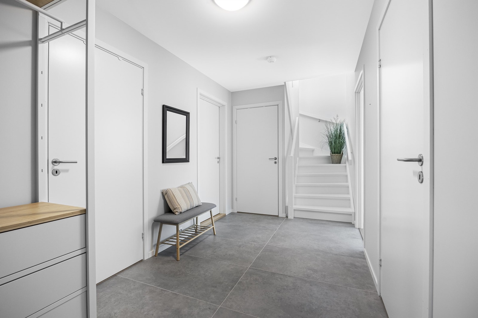 Romslig entré med plass til garderobe og varmekabler i gulv. Galleribilde