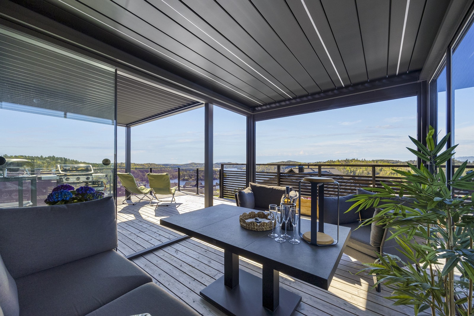 Det er påkostet dobbel pergola med lys og vegger for lune stunder på uteplassen. Galleribilde