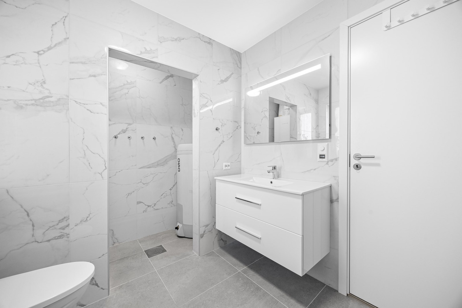 På badet er det egen avdeling til vaskemaskin og varmtvannstank. Galleribilde