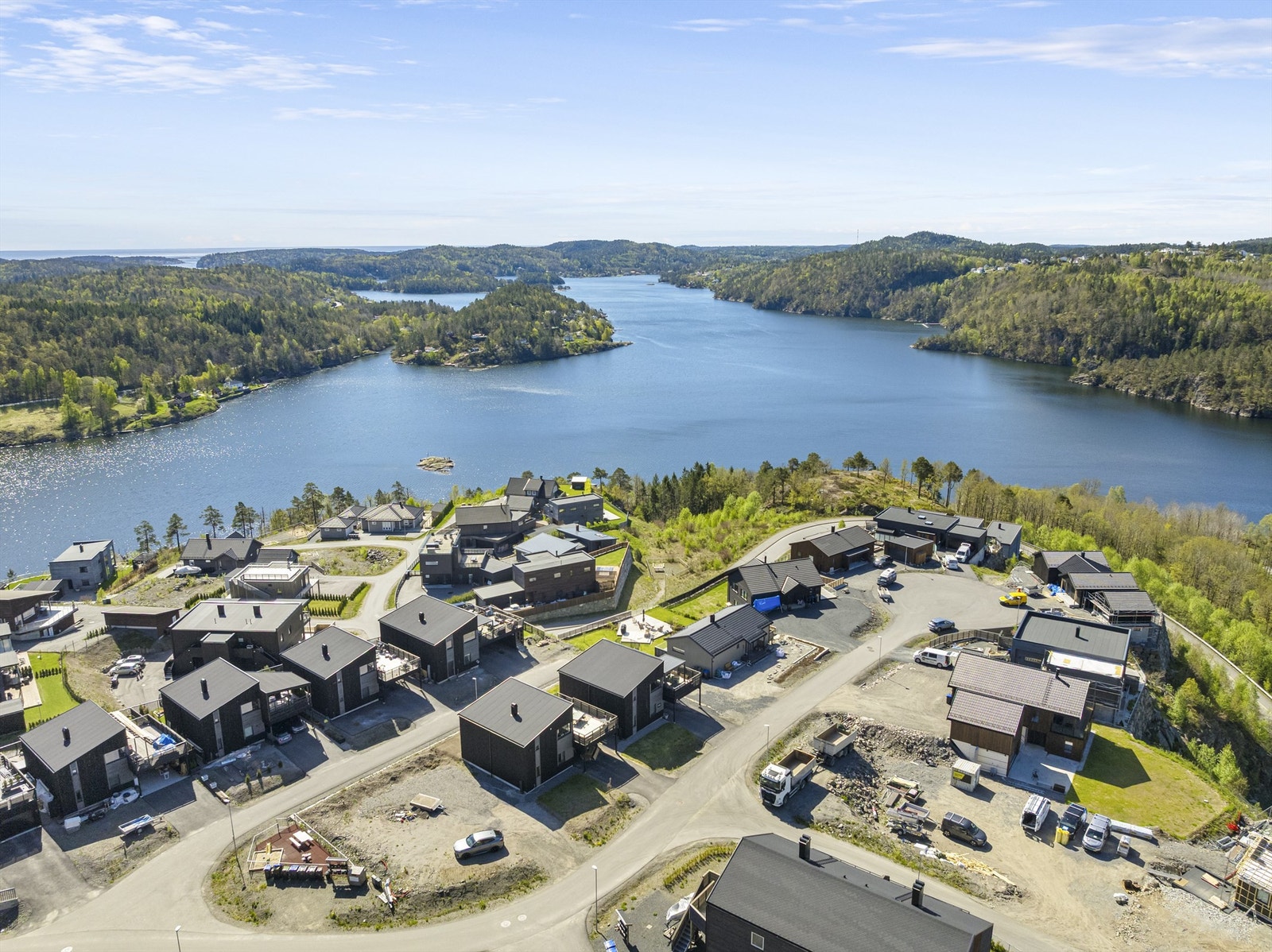 Det går snarvei til sjøen på en sti like ved, hvor det er badeplass. Foretrekker man innsjø er det bademuligheter ved Svarttjenn litt lengre oppe i veien. Galleribilde