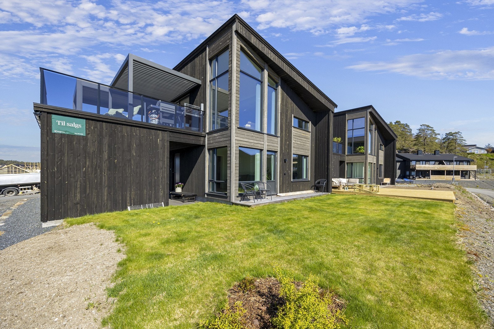 Fin hage på fremsiden og en flott, moderne fasade. Galleribilde