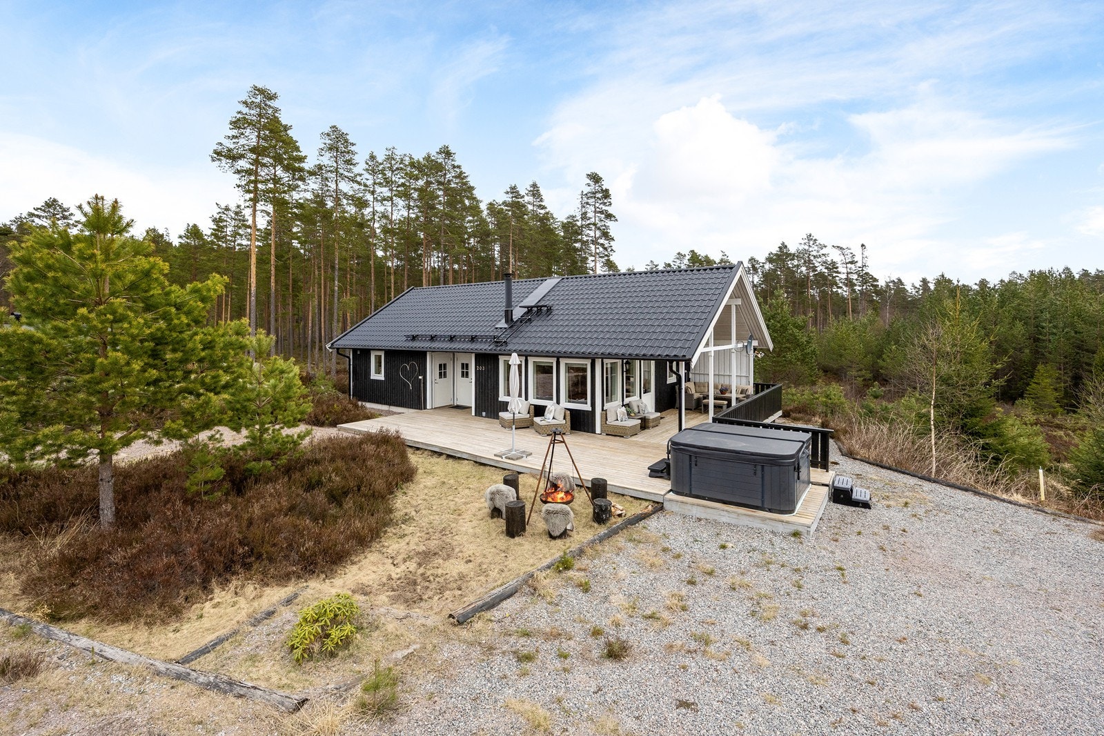 Velkommen til Eikestadveien 203! En koselig fritidsbolig med fin beliggenhet ved Vortungen. (Foto: Svein Michaelsen) Galleribilde