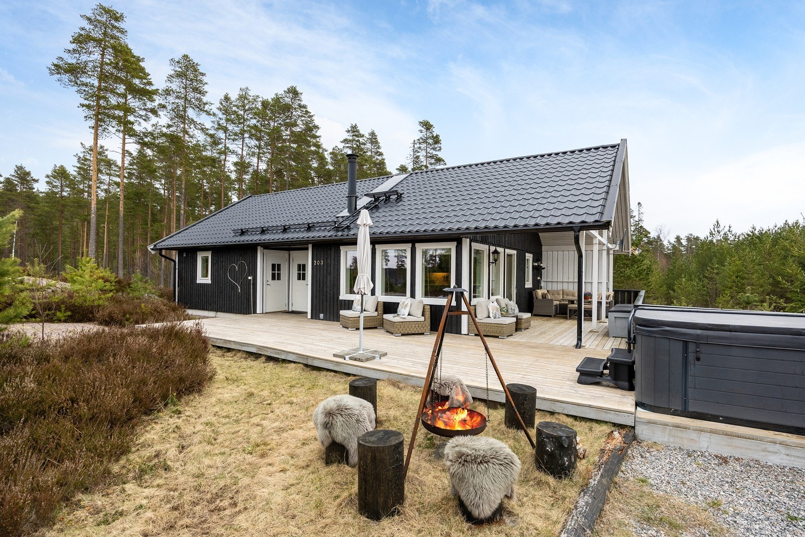 Terrassen strekker seg til inngangen, er delvis overbygget og har et samlet areal på ca. 73 kvm. Galleribilde