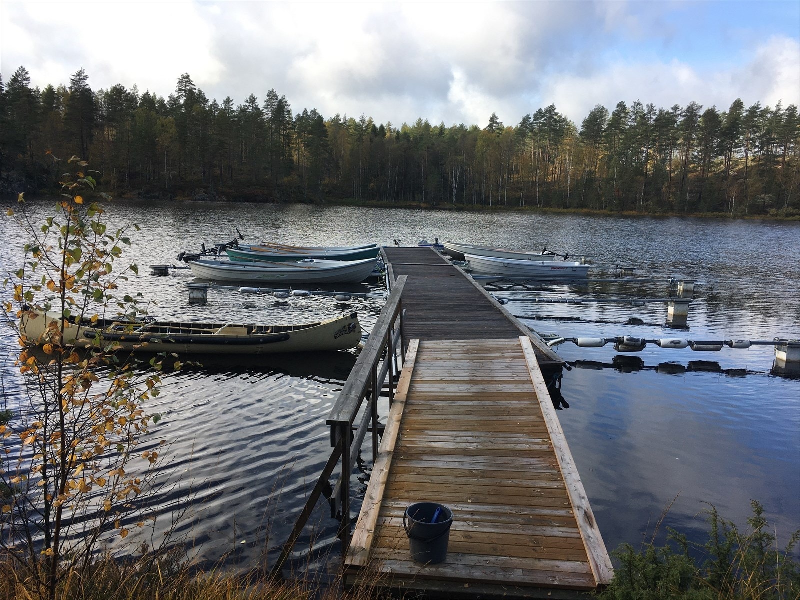 Om ønskelig kan det følge med egen båtplass ved vannet. Galleribilde