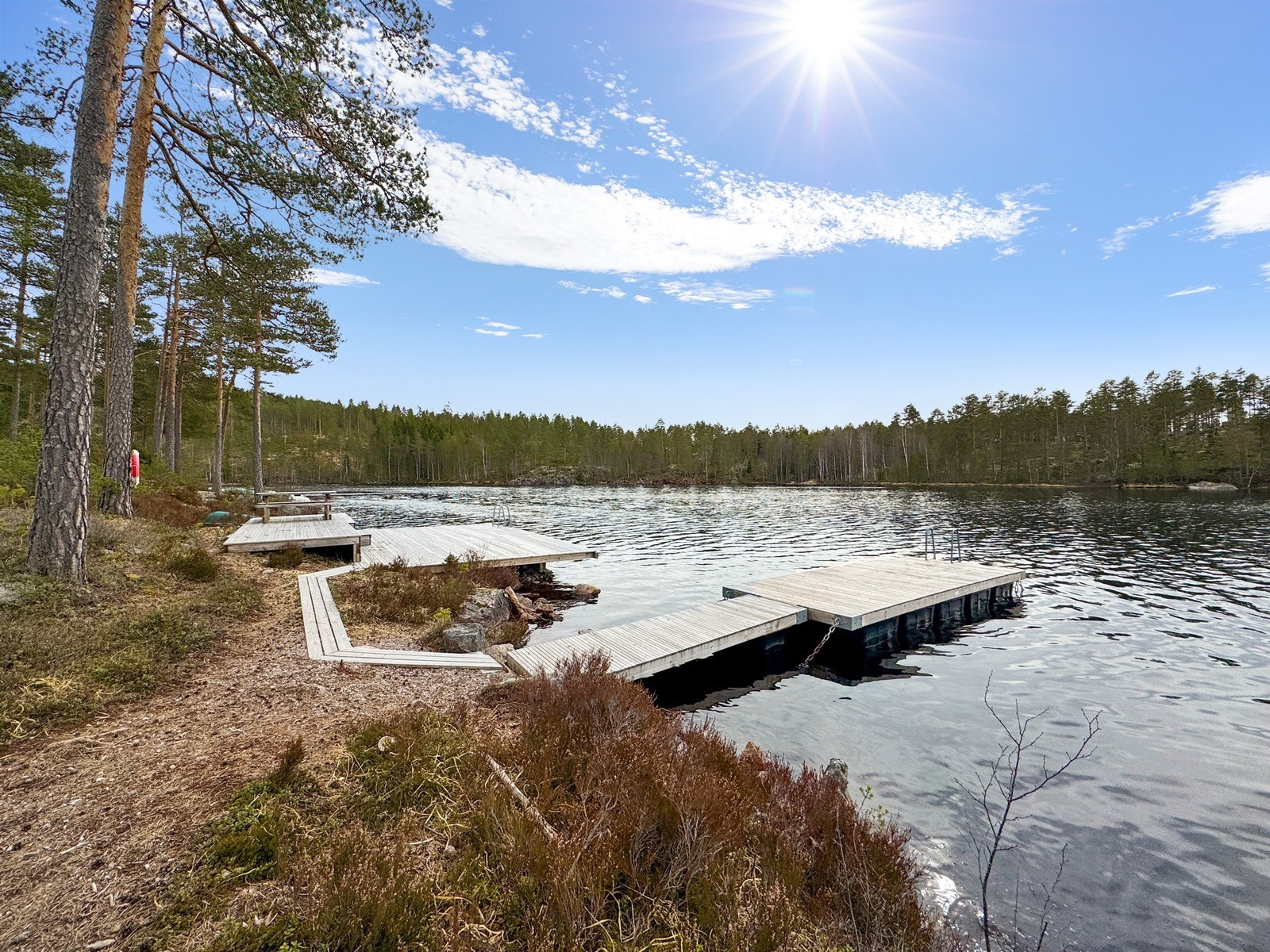 Hytta ligger ikke lange gåturen fra naturskjønne Vortungen, en idyllisk innsjø med badebrygger og sittegrupper. Galleribilde