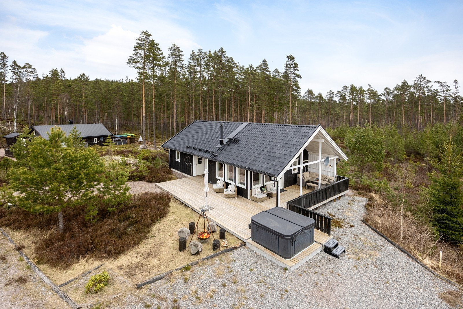 Fritidsboligen ligger i landlige og fredfulle omgivelser; scenen er satt for feriemodus og påfyll av energi. Galleribilde