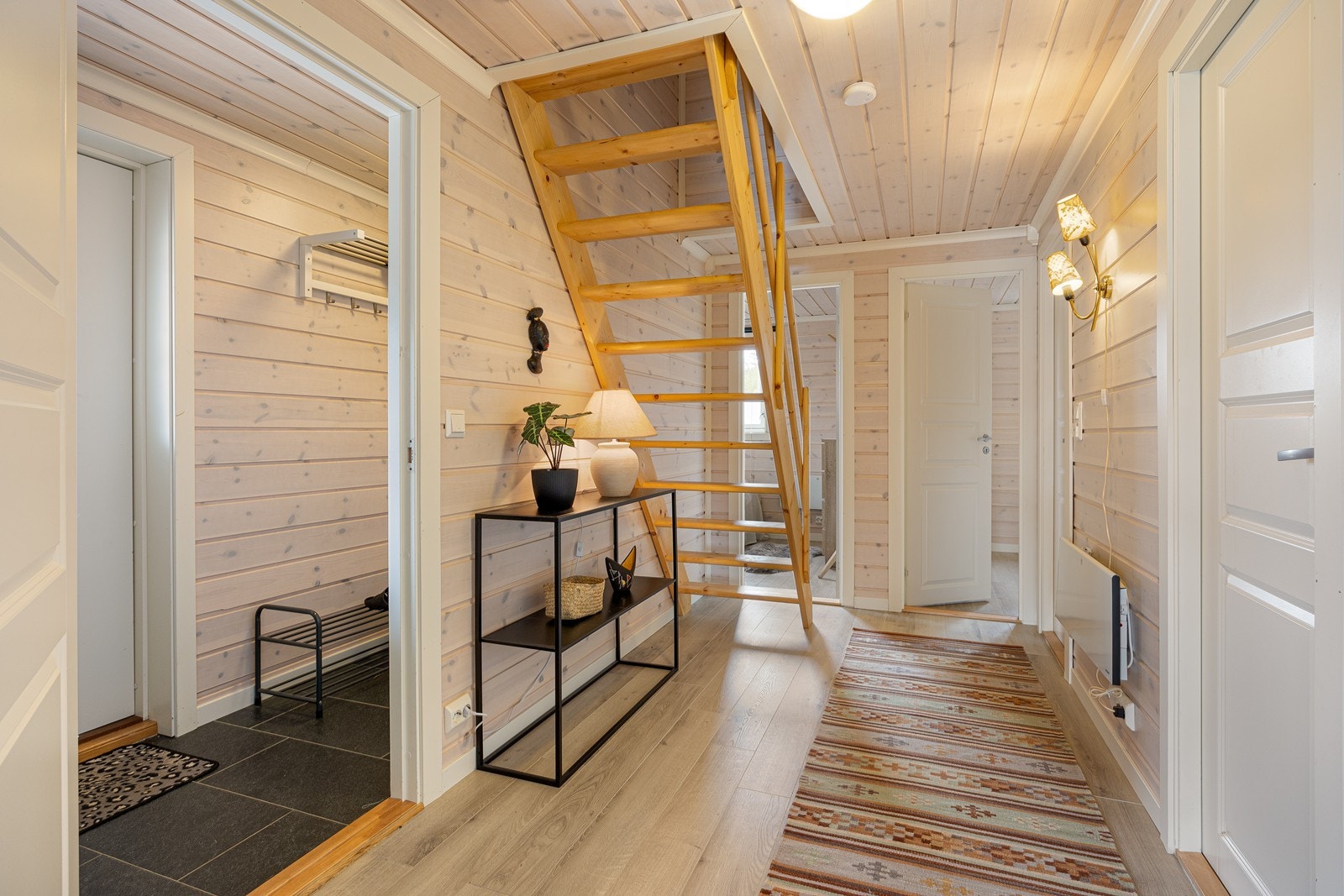 Gang med trapp til hems. Galleribilde