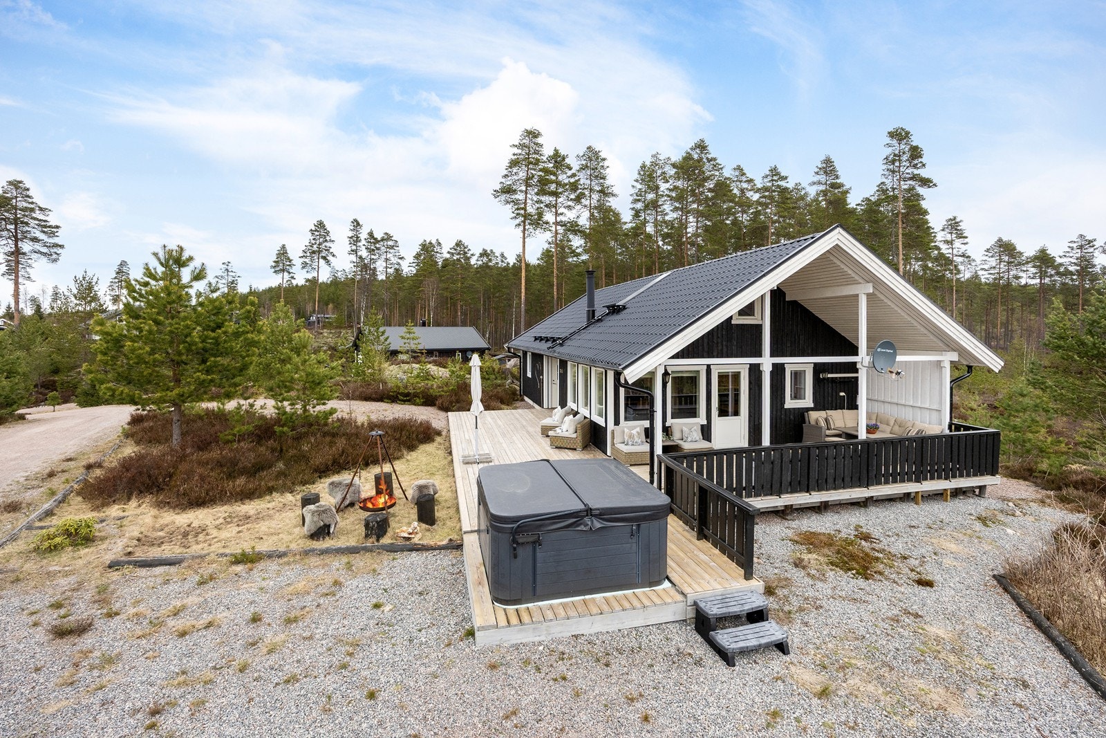 Hytta ligger usjenert til i skogkanten, og plasseringen gir en fin frihetsfølelse med godt utsyn over den vakre naturen. Galleribilde