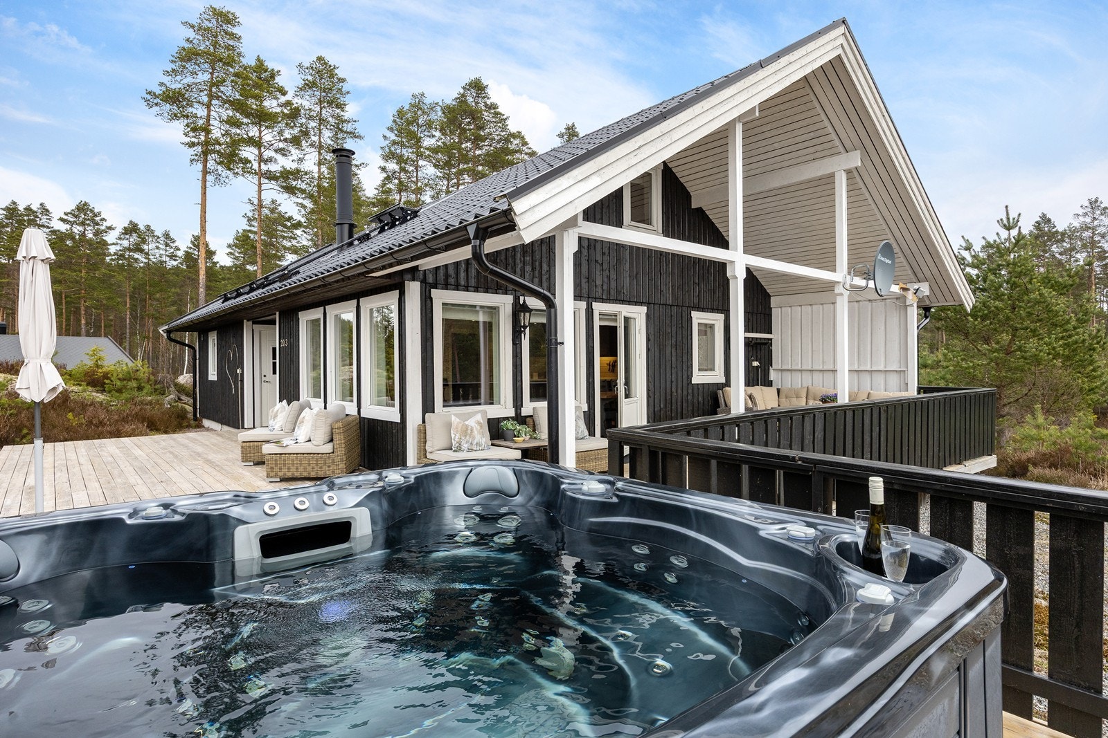 Terrassen kan by på en tilhørende jacuzzi, som ble montert i 2020. Galleribilde