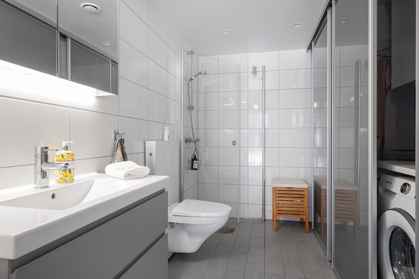 Badet er moderne og praktisk, med flislagte overflater og behagelig gulvvarme. Galleribilde