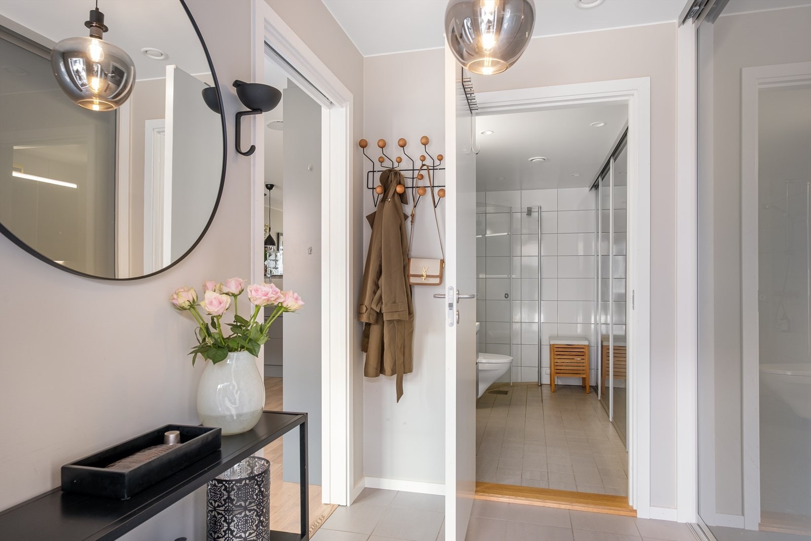 Innbydende og praktisk entré med gulvvarme som gir en behagelig velkomst året rundt. Galleribilde