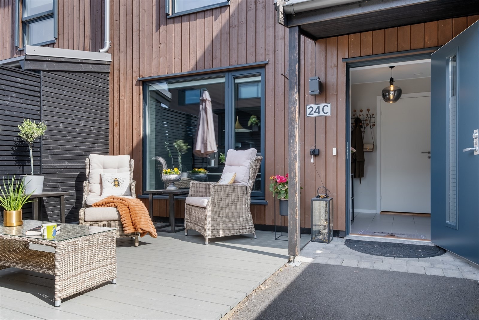 Her er det perfekt til møblering med sittegruppe og som et ekstra uteområde i tilknytning til inngangen. Galleribilde