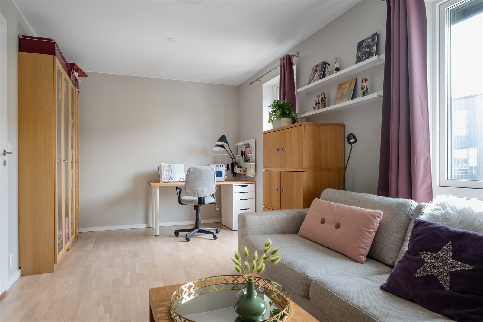 Rommet har en naturlig inndeling med plass til både sofagruppe og arbeids-/kontorhjørne, noe som gjør det svært funksjonelt i hverdagen. Galleribilde