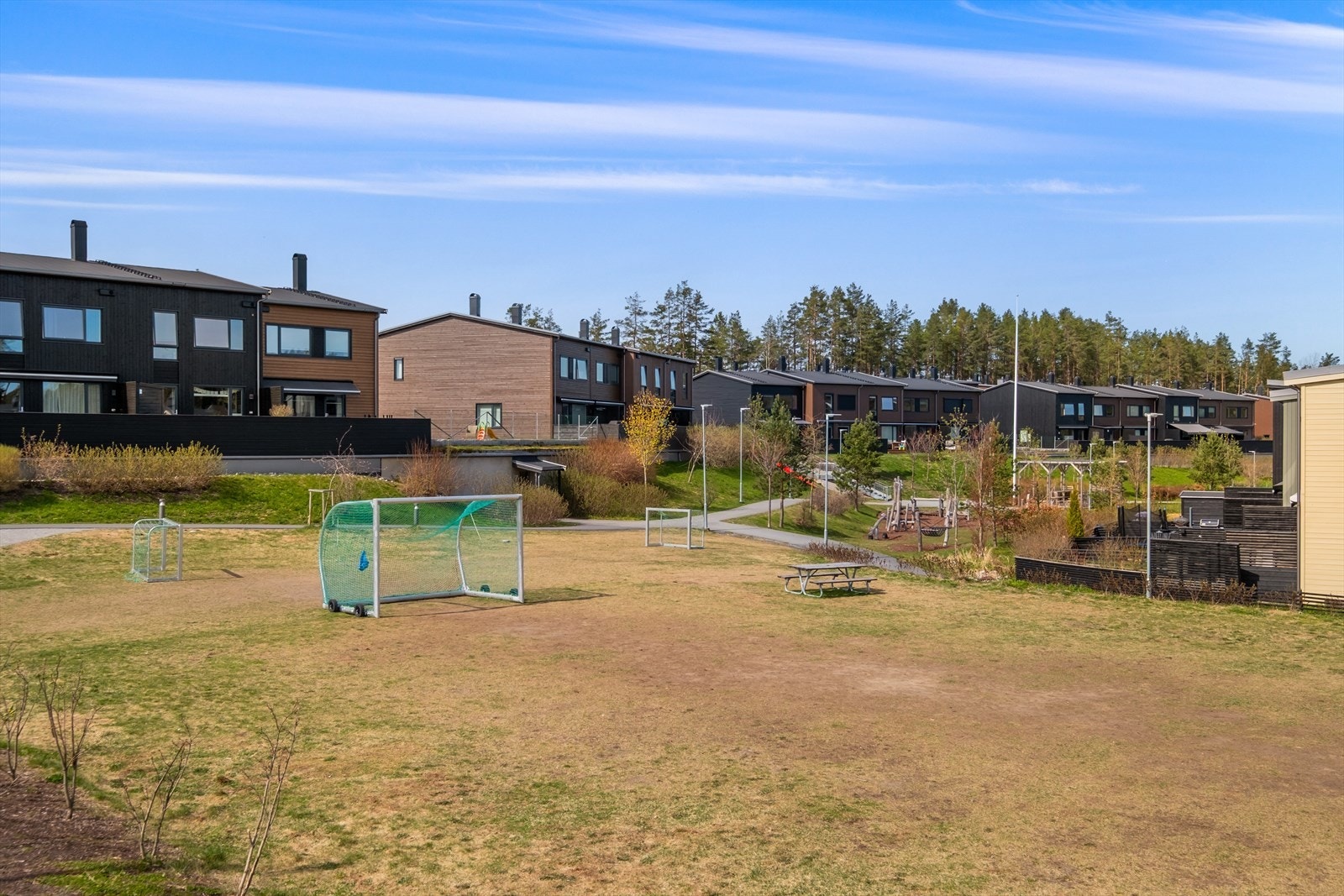 Felles fotballbane og trimapparater for voksne i enden av gata. Galleribilde