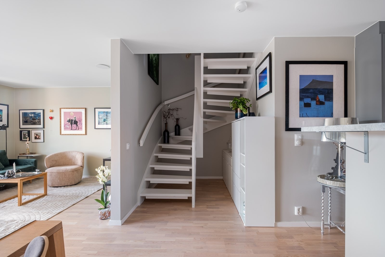 Under trappen er det fordelerskap som er praktisk plassert. Galleribilde