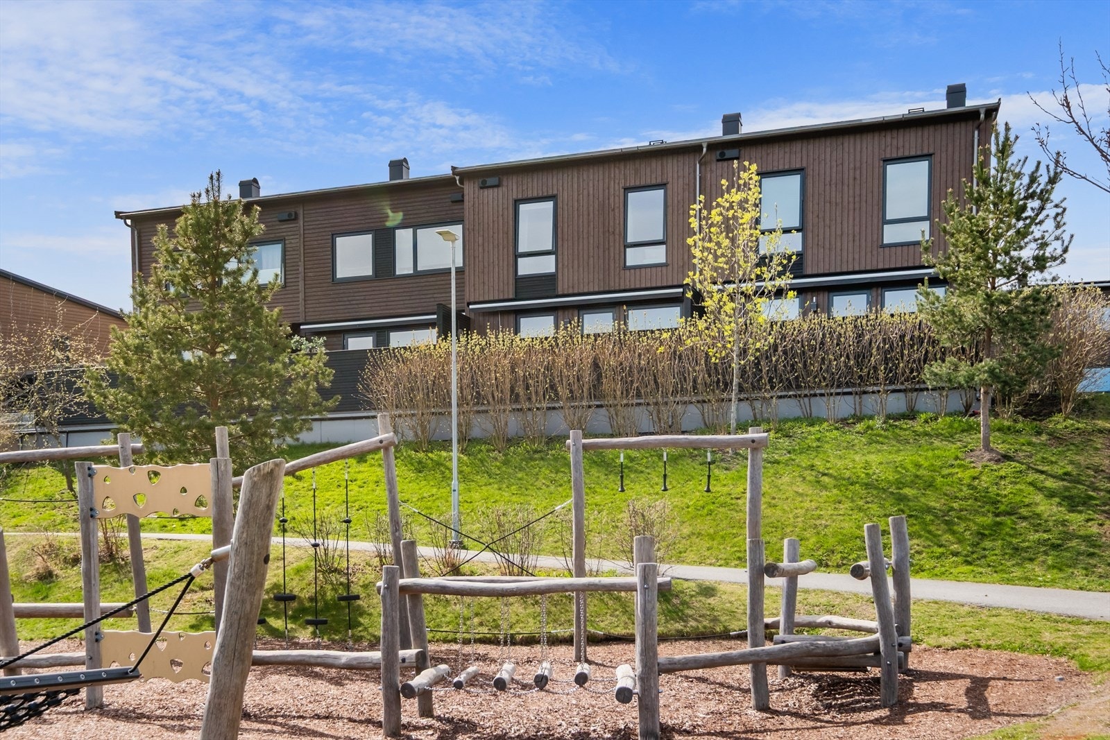 Felles lekeplass rett rundt hjørnet. Galleribilde