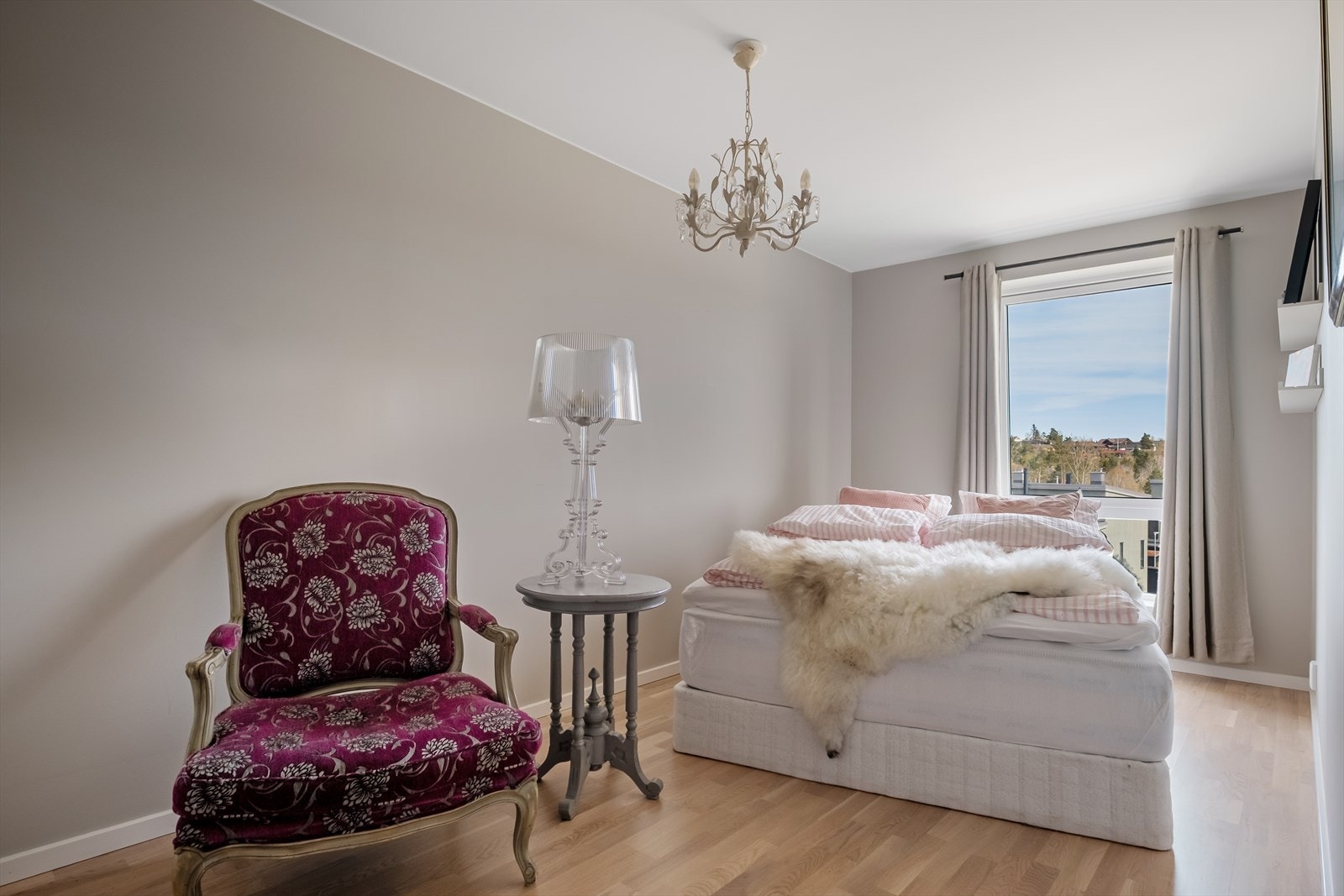 Lyst og trivelig rom med lyse veggflater og store vinduer som slipper inn godt med naturlig lys, noe som gir en luftig og behagelig romfølelse. Galleribilde
