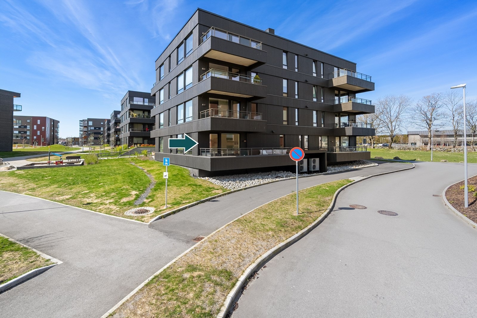 Området rundt boligblokken er pent opparbeidet med grøntarealer, beplantning, sittegrupper og lekeplasser. Et kjekt område hvor både store og små vil trives! Galleribilde