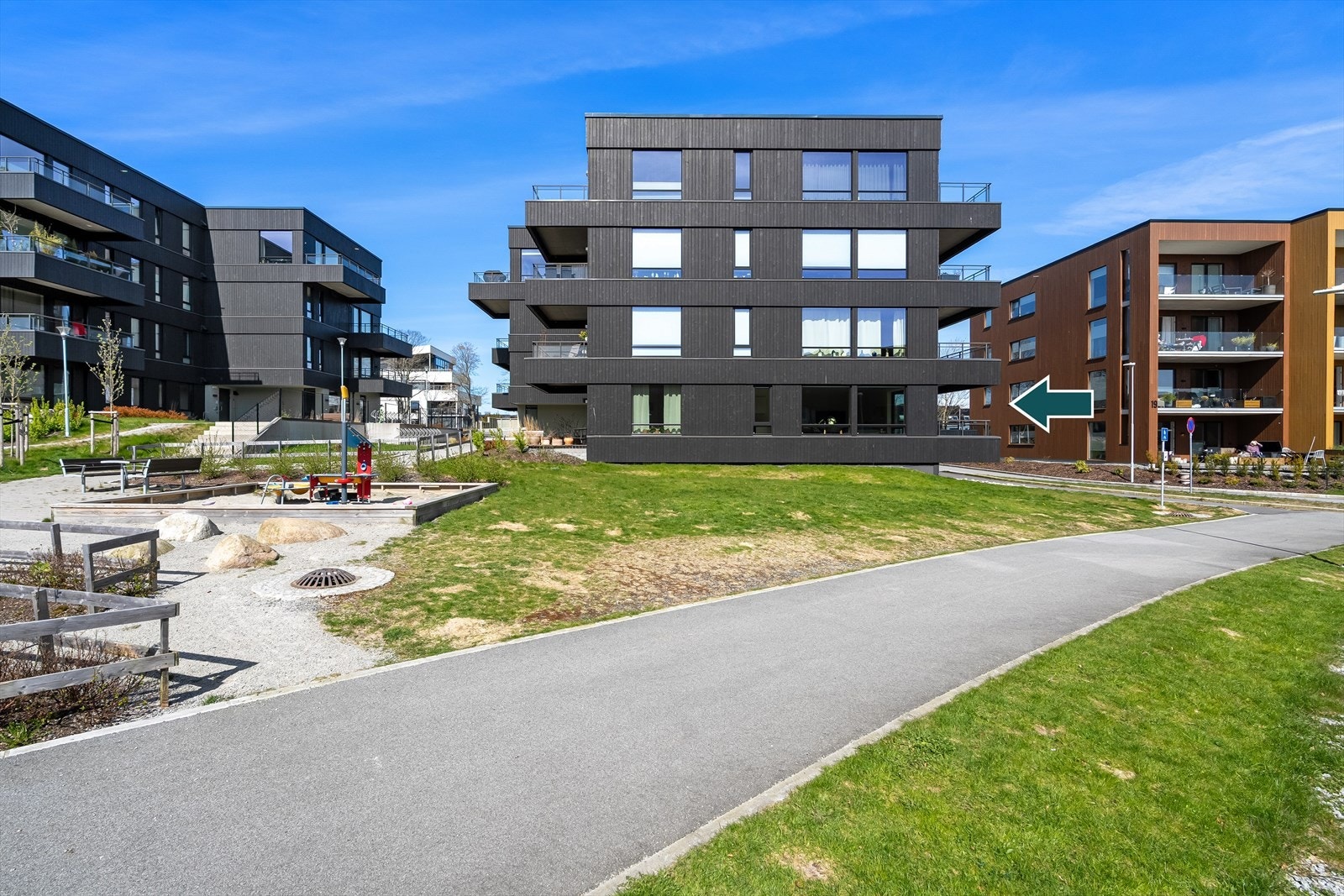 Leiligheten ligger i første etasje i et nyere og moderne boligbygg fra 2022. Boligbygget er del av et veldriftet sameie med totalt 60 leiligheter. Galleribilde