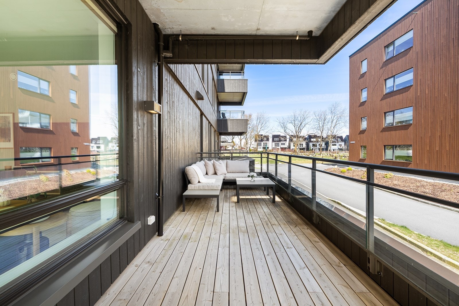Fra stuen har man utgang til en romslig og delvis overbygget balkong på 17 kvm. Galleribilde