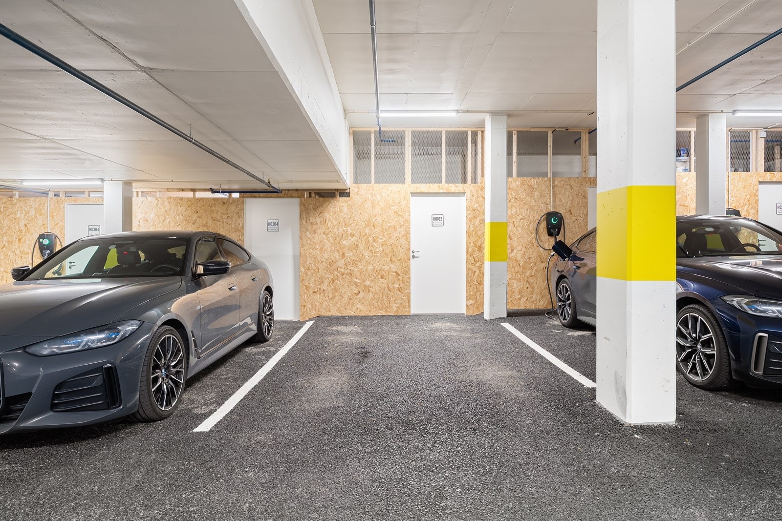 Leiligheten disponerer fast parkeringsplass i lukket anlegg med bod på ca. 6 kvm i bakkant. Galleribilde