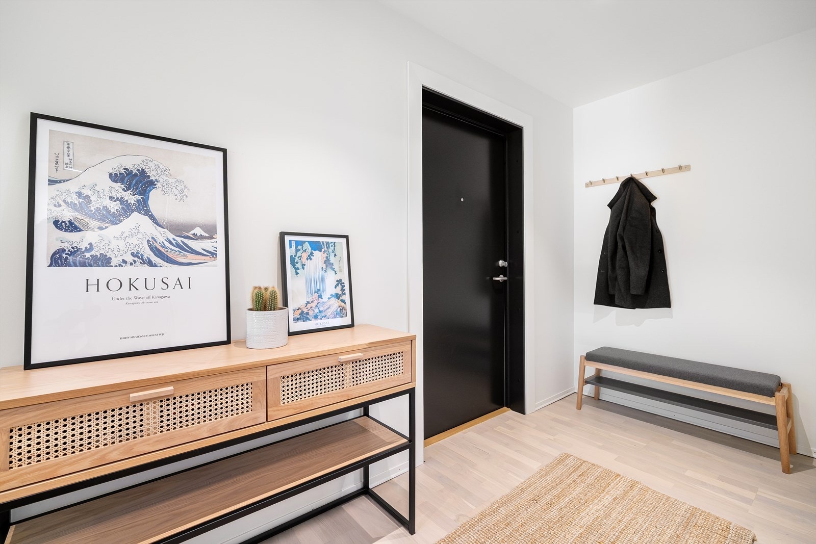 Man ønskes velkommen inn i en romslig entré hvor man har god plass til å henge fra seg yttertøy og sko. Galleribilde