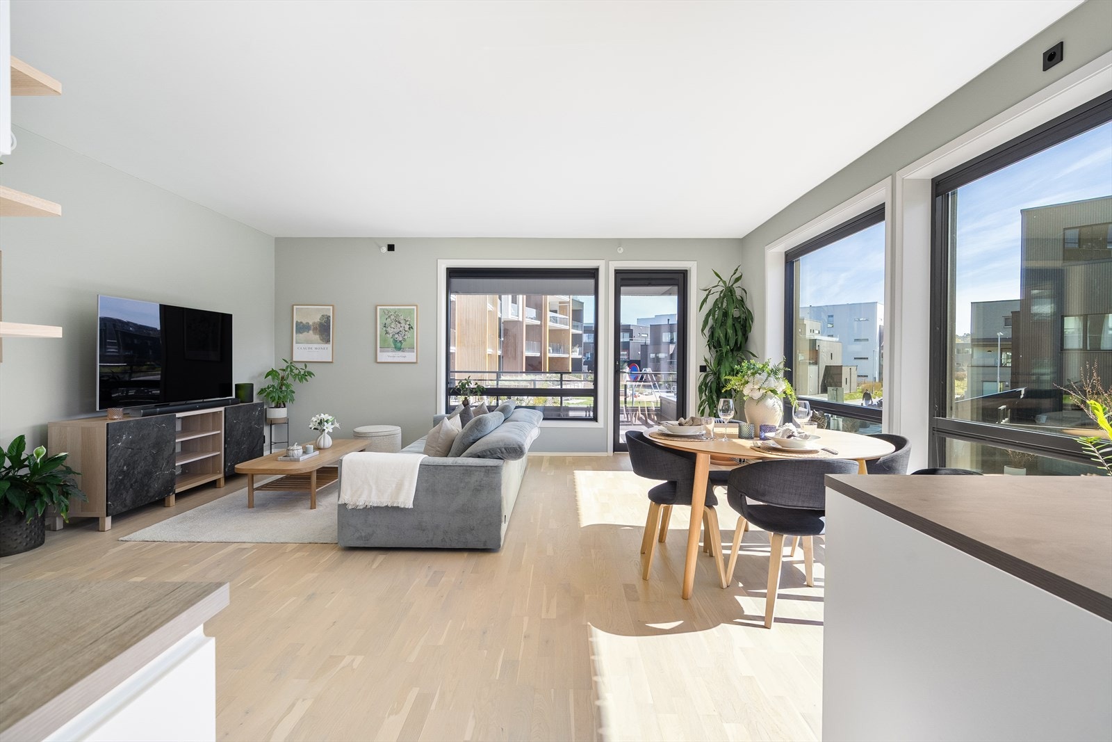 Her har man god plass til å møblere i flere soner med både sofagruppe og spisebord. Galleribilde
