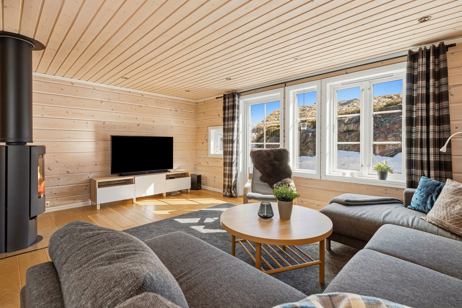 Hytta ligger ca. 641 moh på Bortelid, et fjellparadis, med snøsikre vintre og fantastiske somre Galleribilde