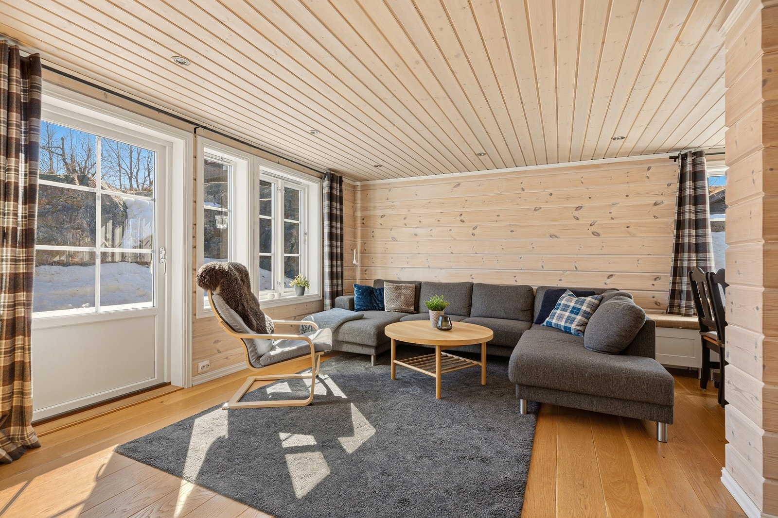 Innvendig har hytta en praktisk planløsning fordelt på 2 etasjer. Her fra stuen som har god plass til sittegruppe Galleribilde
