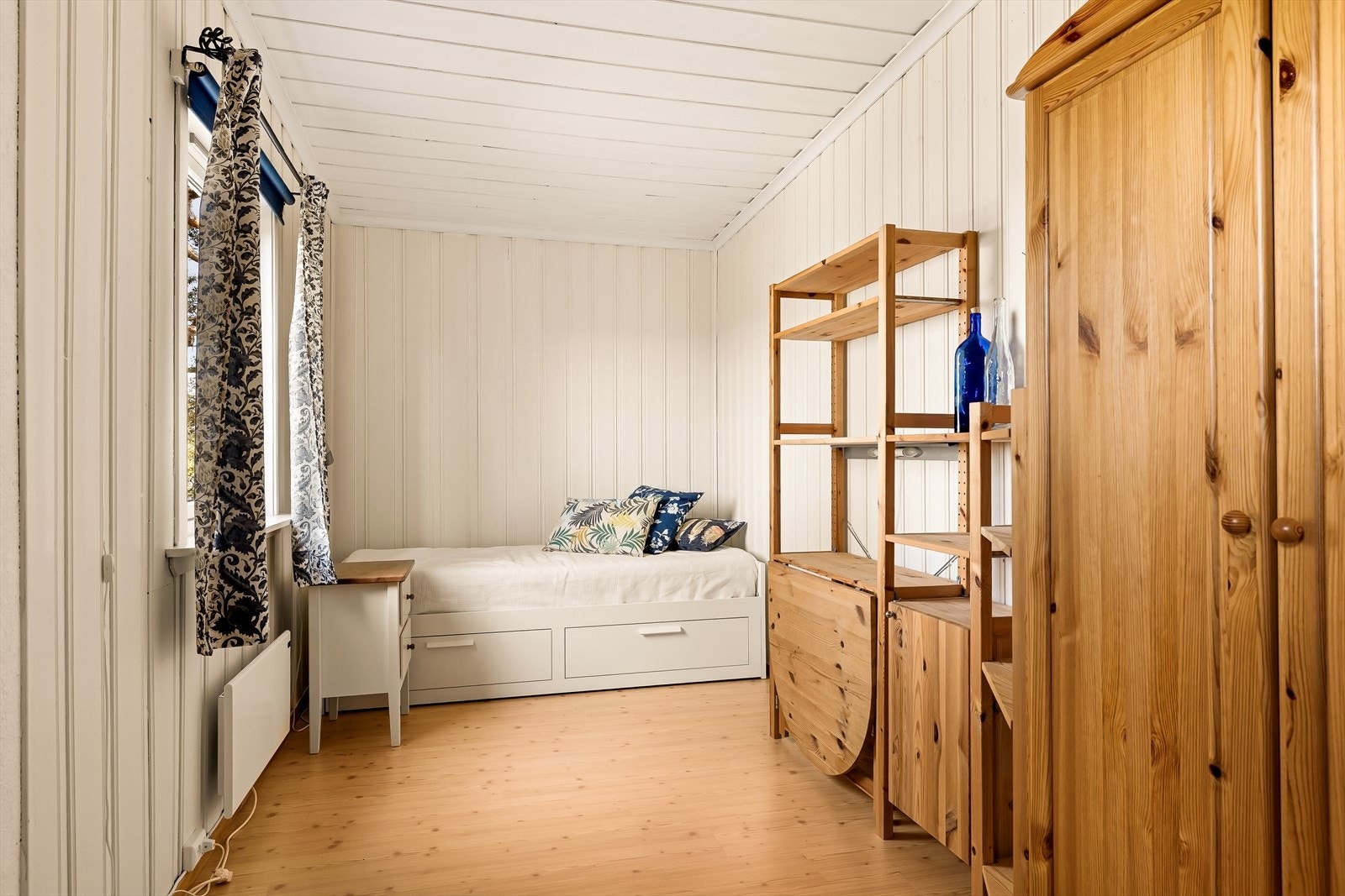 Dette romslige soverommet har god plass til både seng og oppbevaringsmøbler. Galleribilde
