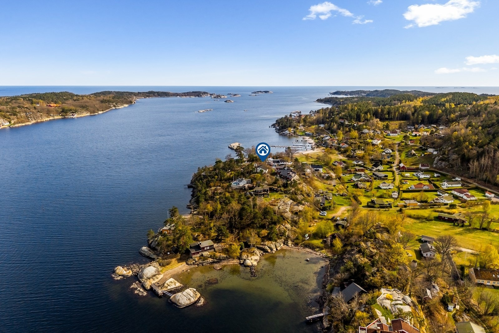 Nærområdet er preget av spredt hytte- og boligbebyggelse. Galleribilde