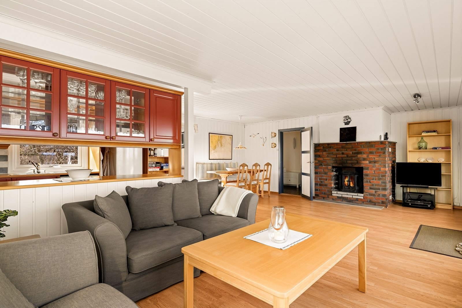Den åpne løsningen mellom stue og kjøkken skaper en sosial og inkluderende atmosfære, perfekt for samvær med familie og venner. Galleribilde