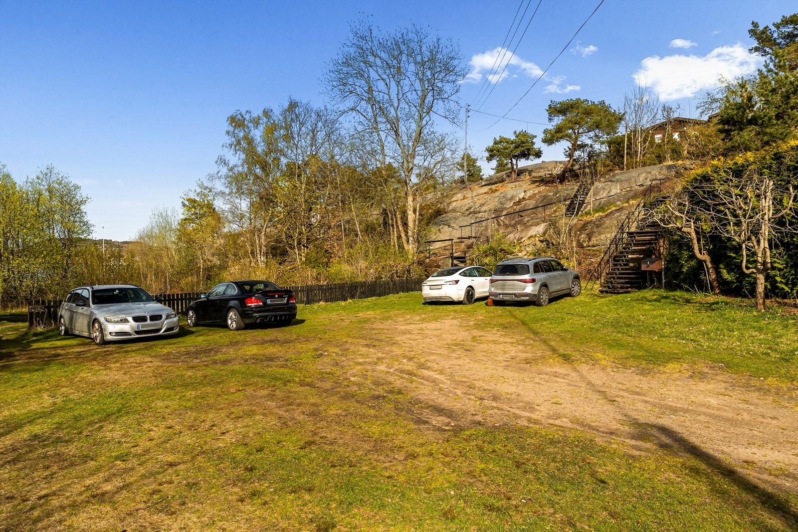 Romslig parkeringsområde nedenfor eiendommen. Galleribilde