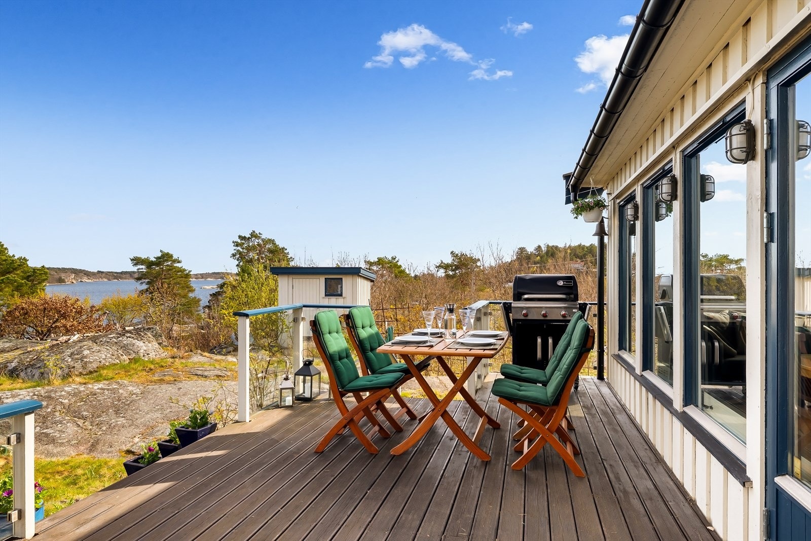 Her er det god plass til både spisebord og grill. Galleribilde