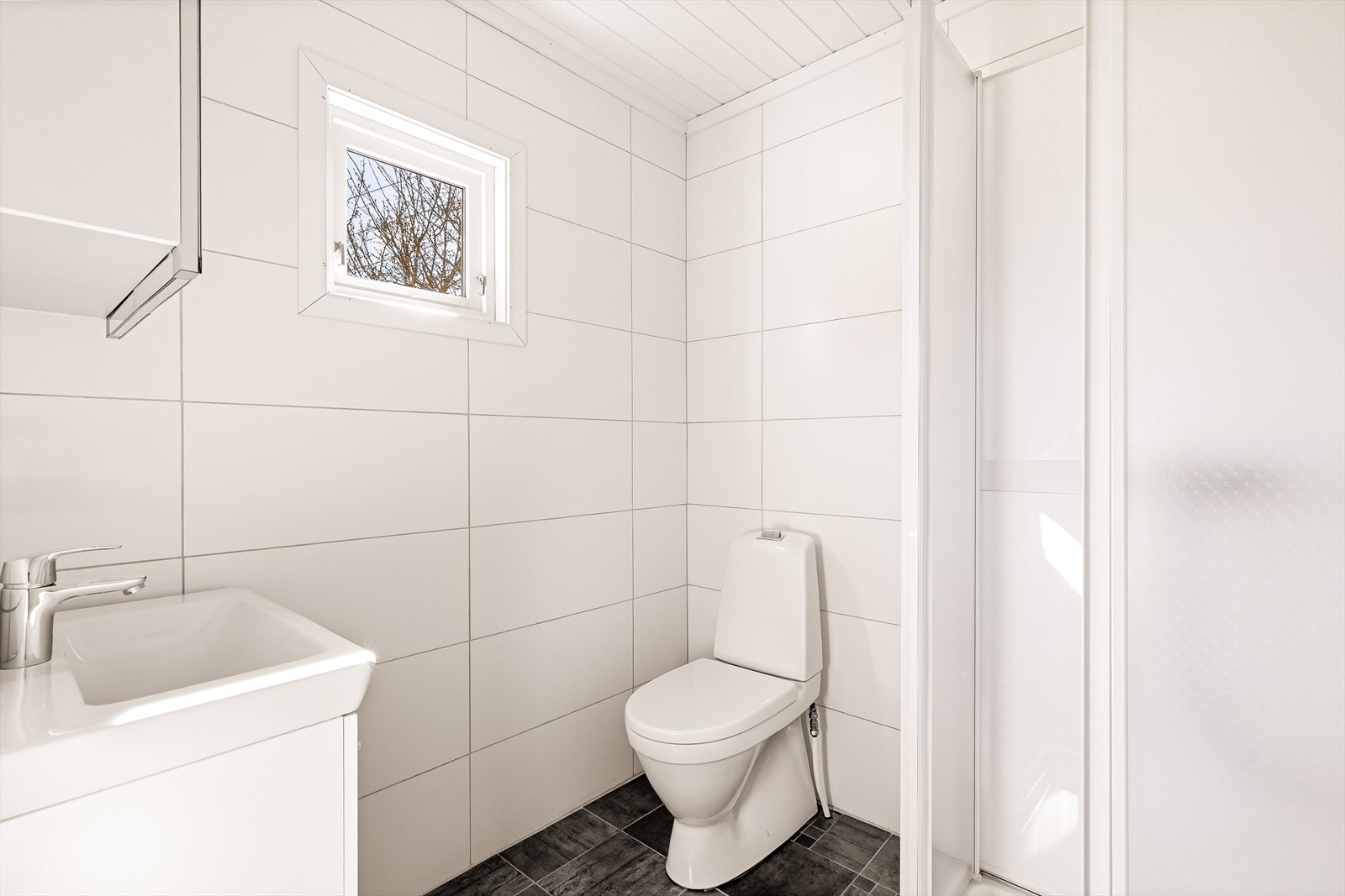 Badet ble oppgradert i 2017 med flislagte overflater og elektriske varmekabler i gulvet. Galleribilde