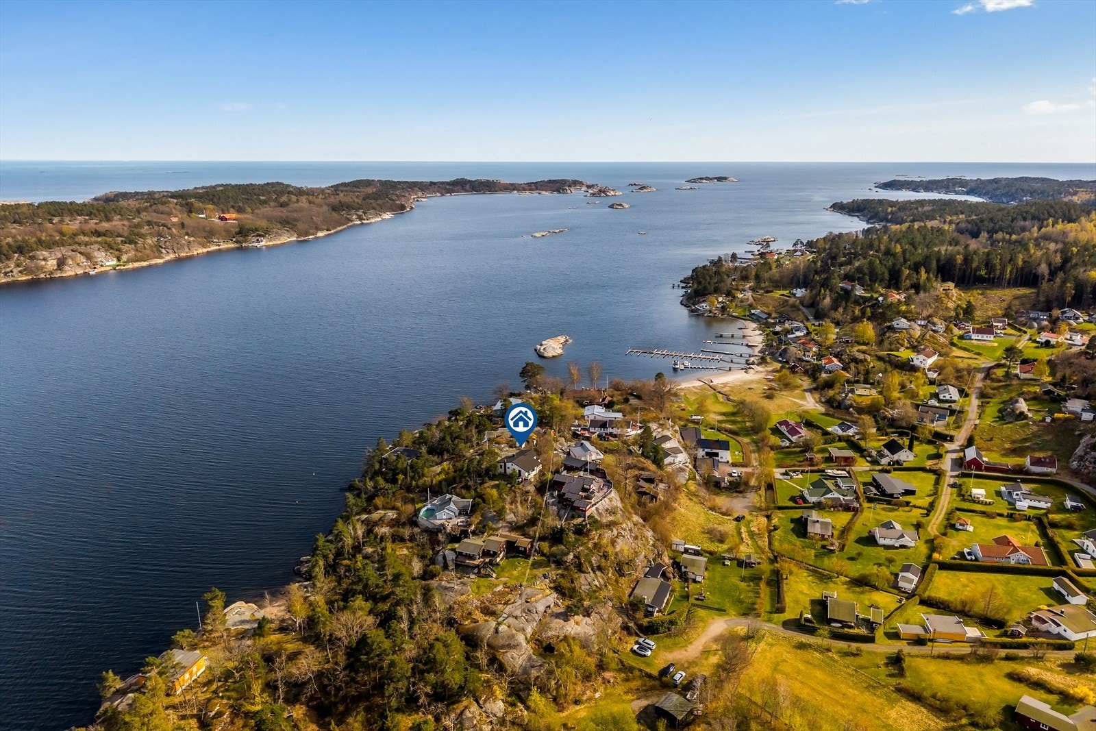 Fra eiendommen er det lett å utforske de mange øyene og vikene i området. Galleribilde