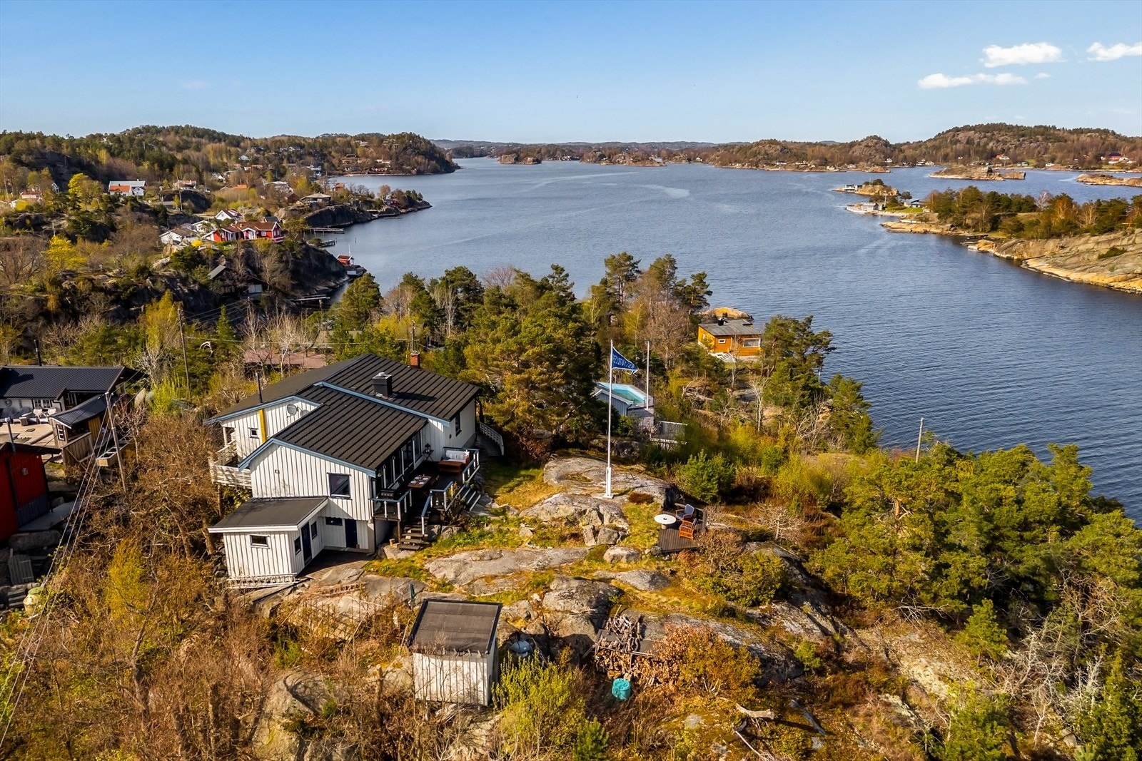 Området byr på en flott skjærgård med mange tur- og rekreasjonsmuligheter. Galleribilde