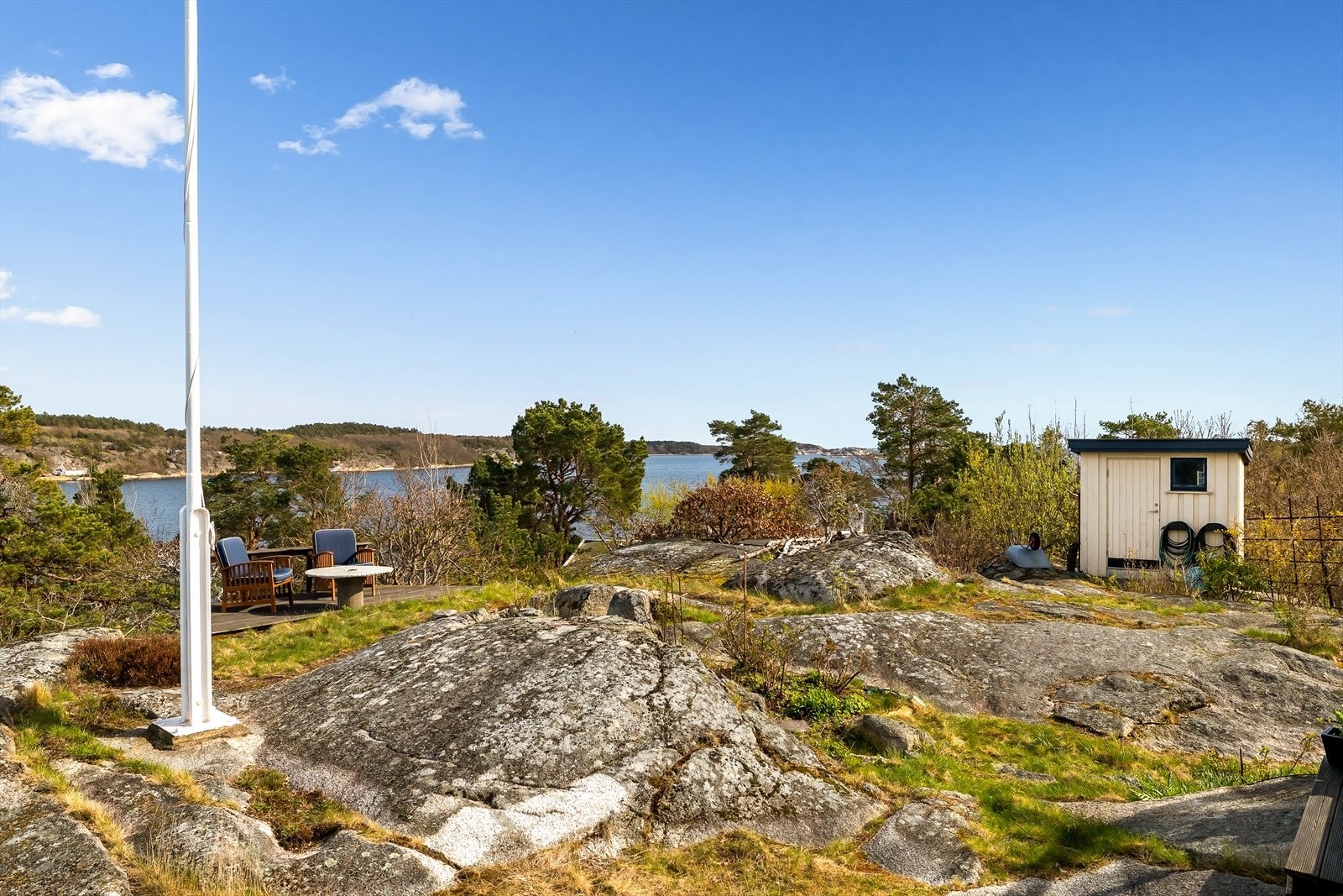 På tomten står også en frittliggende bod på 5 m² for ekstra lagring. Taket på boden fikk ny papptekking i 2018. Galleribilde