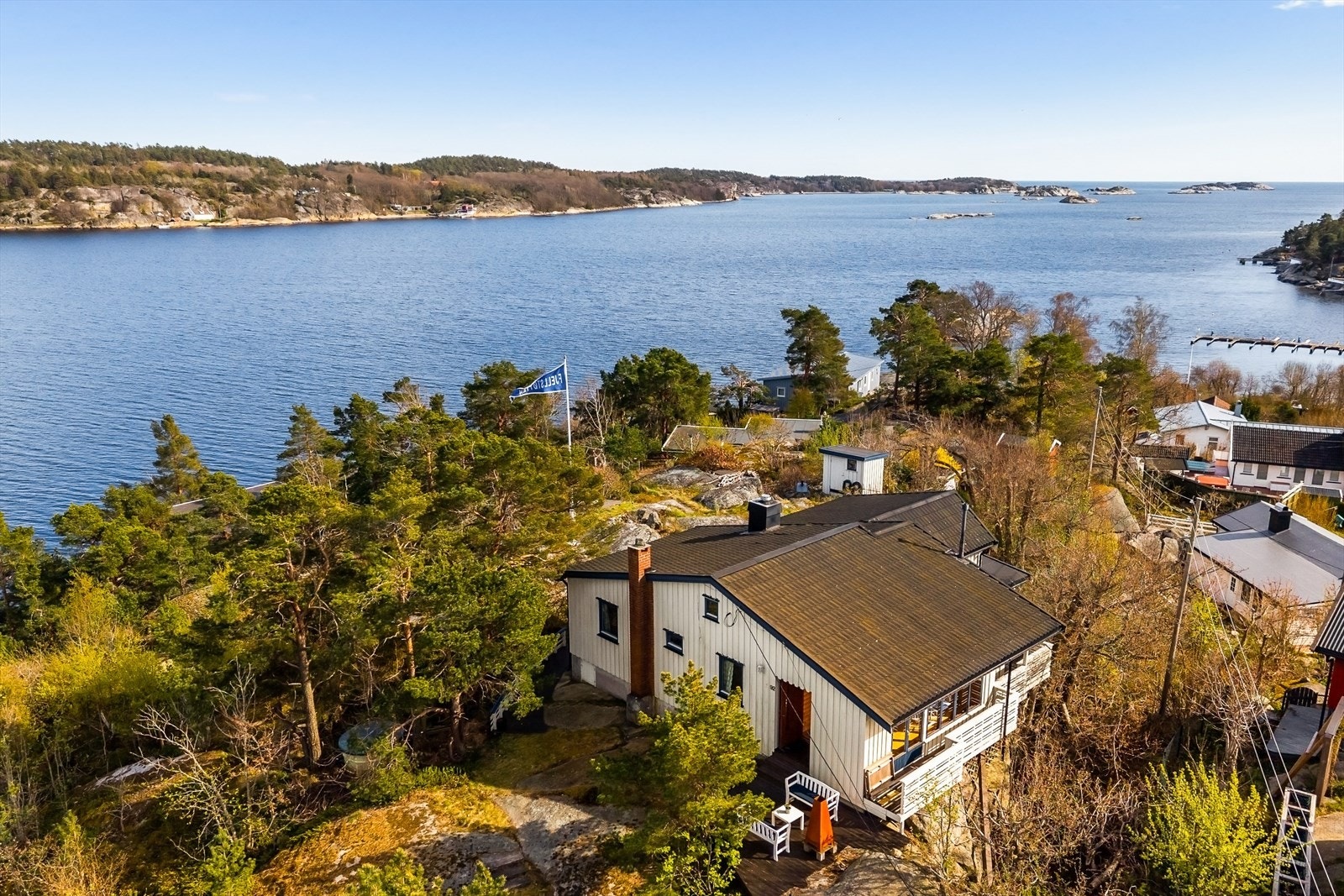 Velkommen til Herreportveien 92! En klassisk fritidsbolig på en kupert naturtomt, fundamentert på fjell med umiddelbar nærhet til sjøen. Fotograf Karl Filip Kronstad. Galleribilde