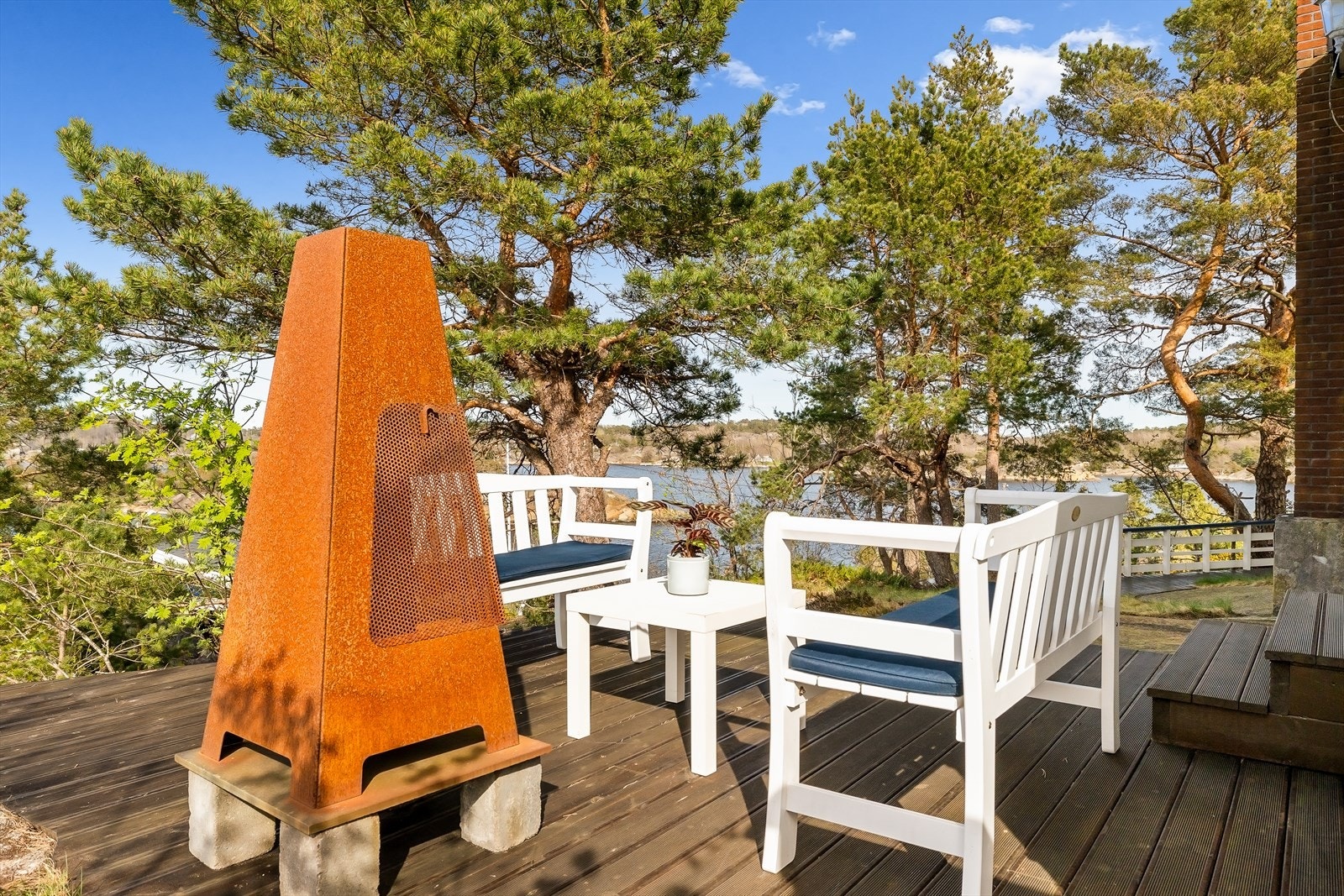 En vestvendt terrasse gir gode solforhold på ettermiddag og kveld. Galleribilde